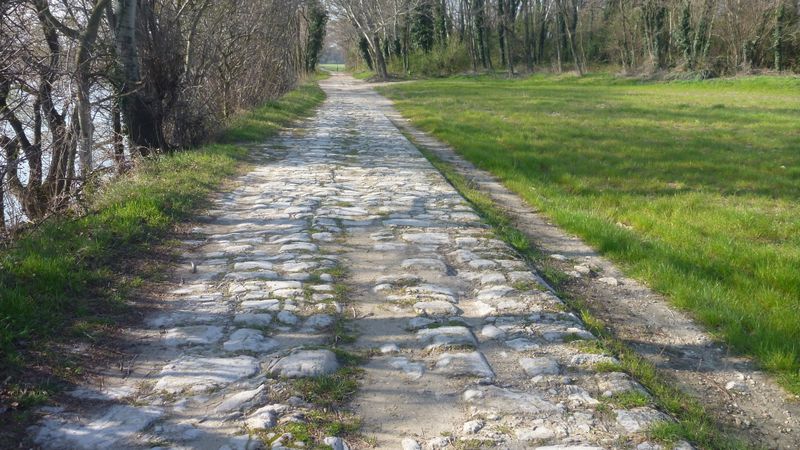 pavés sur ce chemin entre Donzère et Bourg san andéol