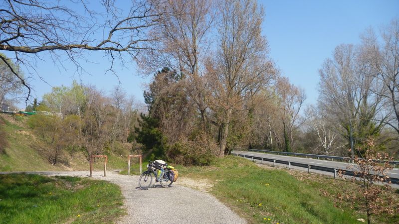 Arrivée à Bourg san Andéol par le nord le long D 86