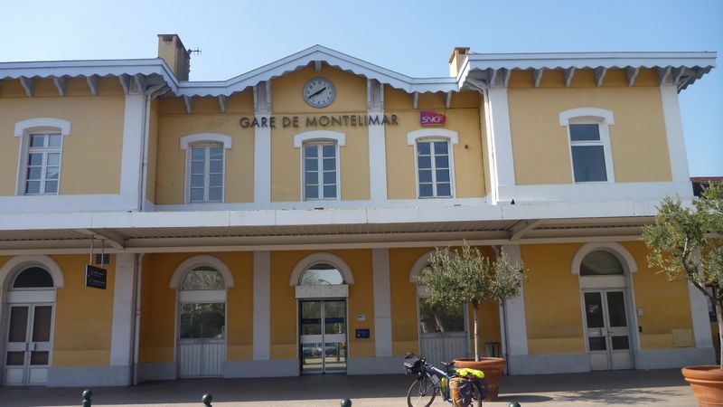 Fanette au claudio, en goguette devant la gare de Montélimar en 2014
