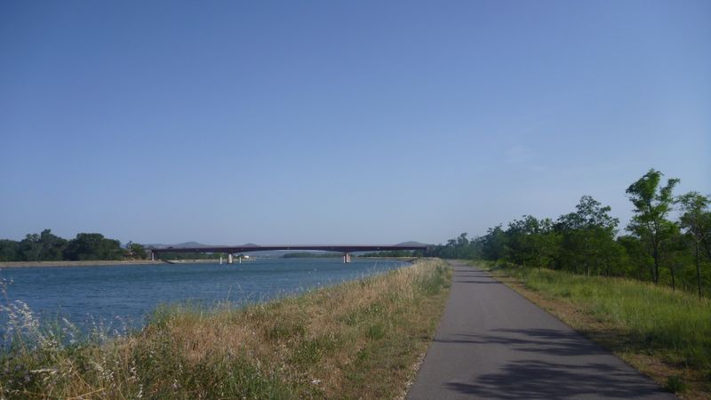 Viarhôna le long du canal du Rhône , au niveau de Montélimar en 2014