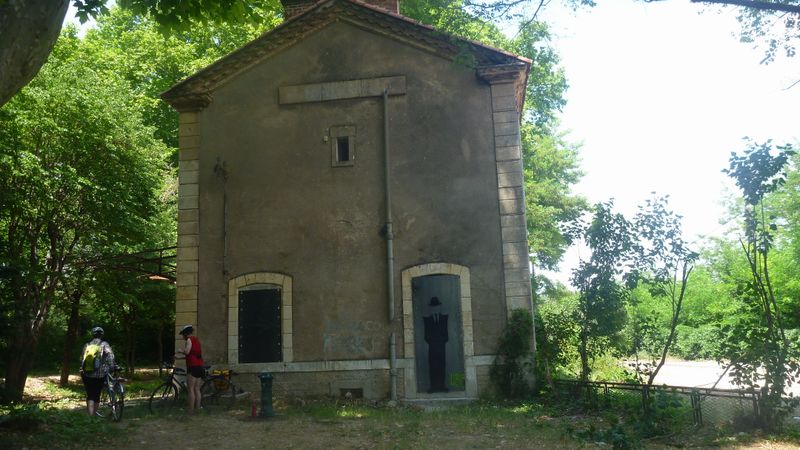 Sur la voie dite verte Calavon en 2014 cette ancienne gare mériterait un aménagement type commerce .. :