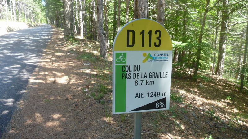 Borne indicatrice à l'attention des cylistes D 113 : pas de la Graille