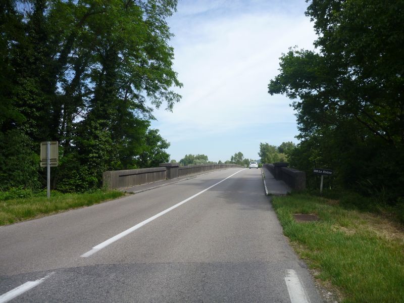 Le pont sur le Rhône près de Lagnieu : Viarhôna doit le franchir : Serrons les fesses et prions la madonna di Lagnieu