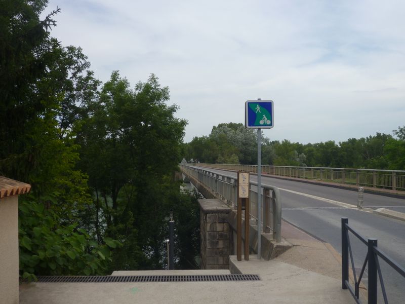 Accès à Viarhôna par les escaliers du Pont de Jons en 2014