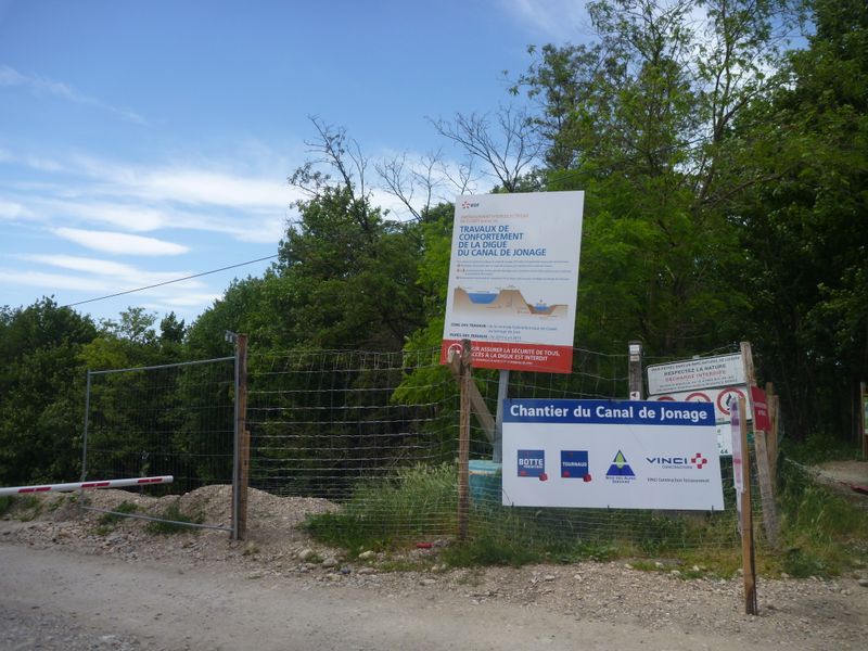 Travaux au pont d'Herbens en 2014 : zont oubliés de baliser Viarhôna