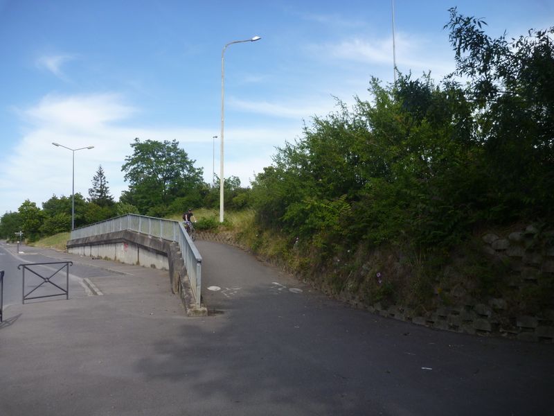 Le fameux noeud du pont de la croix Luizet : tjrs pas balisé Viarhôna en 2014 ..
