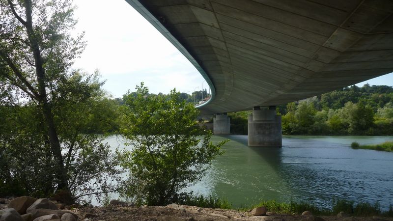 Sous le 1er pont (pont ?) sur le rhône à Lyon en 2014