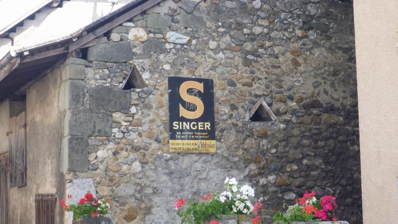 Publicité Singer vue en Albanais en 2014
