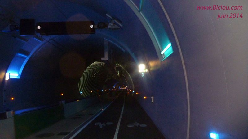 Sous le tunnel cycliste de a croix rousse de lyon