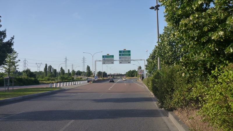 Lyon : en serrant bien les fesses sur la D 383 , et à droite : ca passe ..