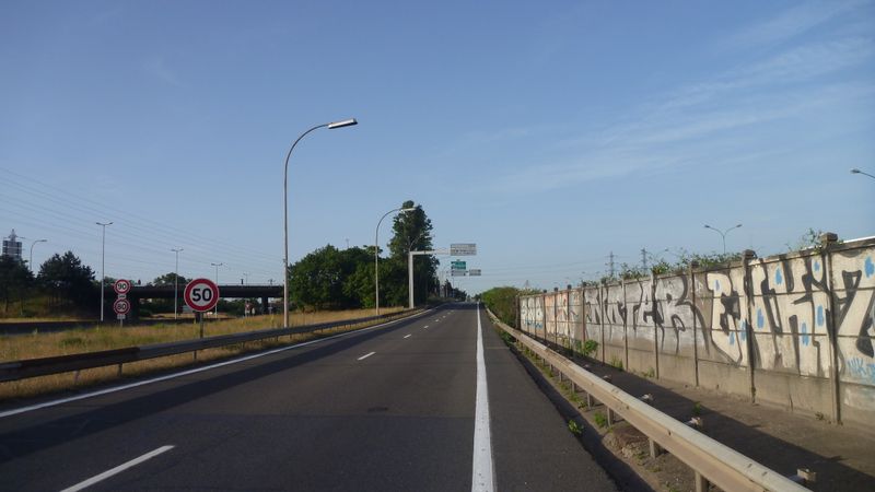 Le long du port Herriot à Lyon en 2014 : en serrant fesses sur cette D 383 et droite ca passe ..