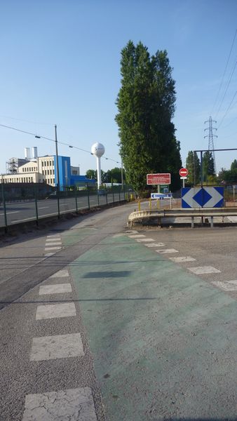 Ancienne piste cyclable rue de Sète à Lyon st fons