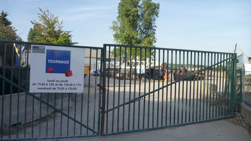 Porte close sur le halage au sud de Lyon : Rue de Sète Tournaud