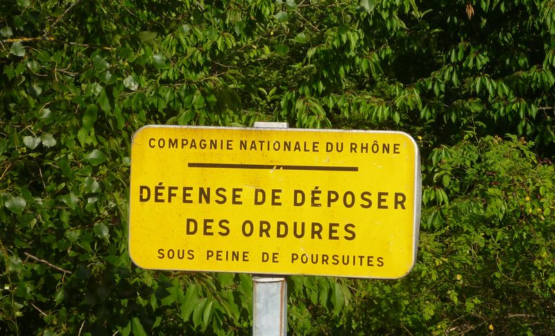 CNR : panneau rappel propreté sur le halage st-Fons à Lyon