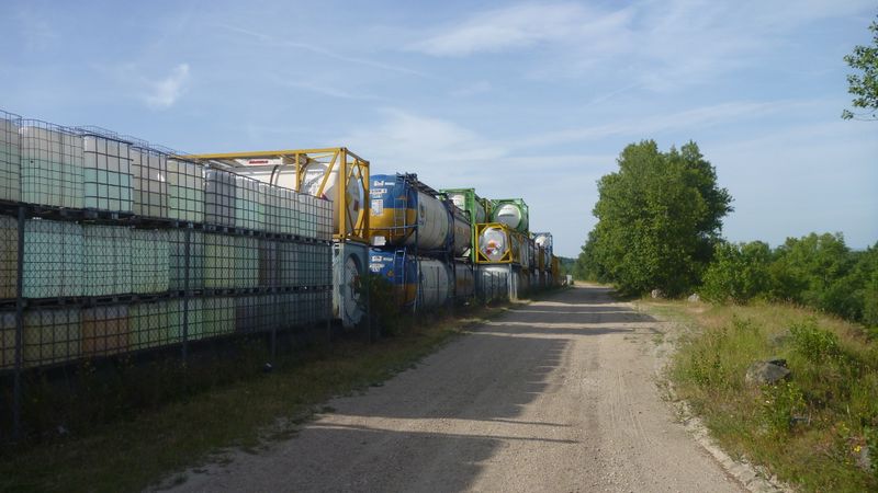 Container le long du halage du canal de fuite au sud de Lyon