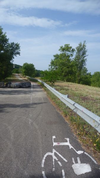 Piste cyclable de Ternay (sud de Lyon) en 2014 ; au lieu de nulle part : Lol