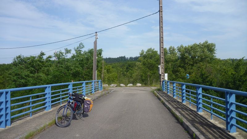 Passage à bicyclette, du pont au dessus de l'autoroute au niveau de Ternay