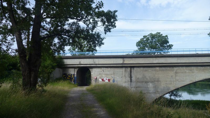 Passage soous le pont de chemin de fer sur le Halage du rhône à Flévieu