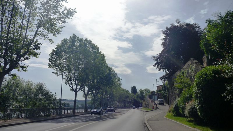 Superbe pub pour le vélo sur l'image précédente, mais pas foutu de traiter cyclistement ce passage étroit (Givors)