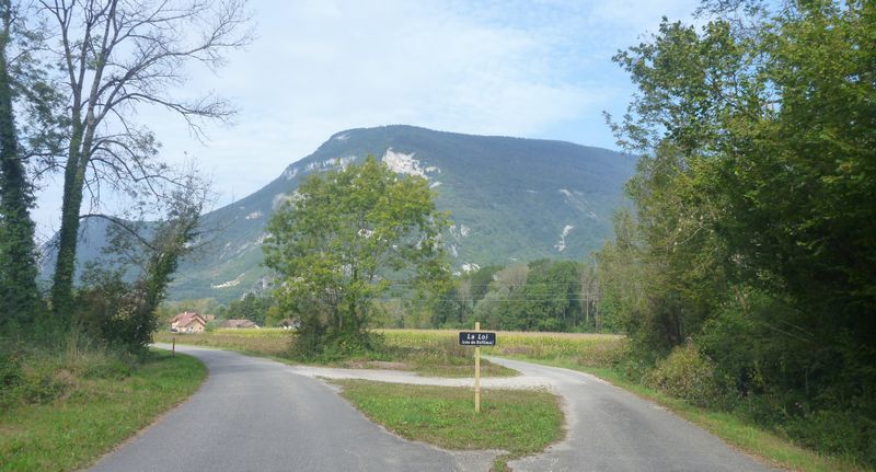 La Loi : Vue sur le Grand Colombier sur viarhôna en 2014