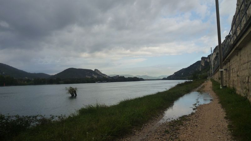chemin le long du rhône dans le défilé de donzère