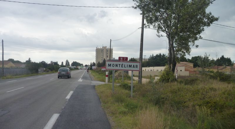 Bandelettes cyclable à l'entrée de Montélimar par la RN7