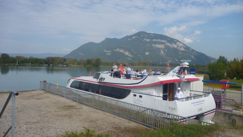 Ecluse de Chanaz :2014, le canal de Savière et Rhône, vue sur grand colombier
