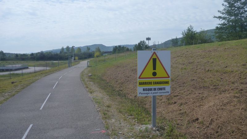 Panneaux achtung : Barrières canadiennes sur Viarhôna ; faut se garantir au maximum