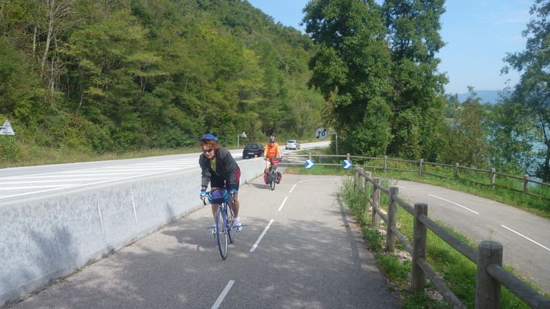 Petite côte et casque mal mis : au passage du lit du Roi lors de Viarhôna 2014