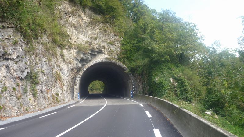 Tunnel entre Virignin et la Balme ; légère améliotaion pour les cyclos sur D 1504 en 2014