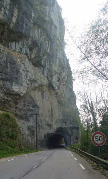 Falaise et tunnel du défilé de la Balme en Savoie : 50 km/h 30 eut été mieux..