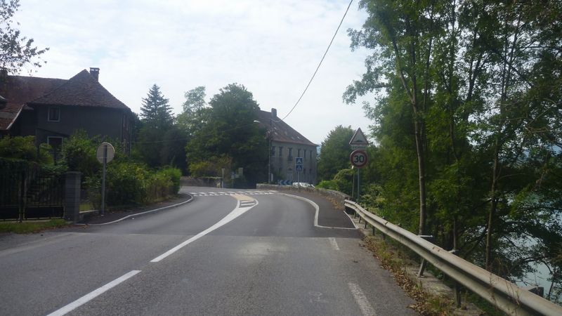 Zone 30 en 2014 : La Balme : Bon point, sauf que moi le panneau j'aurais mis 20 m avant..