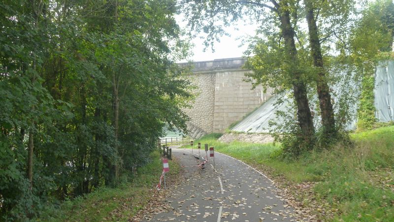 Racines et effondrement en 2012-2014 sur Viarhôna à Evieu saint Benoit (Ain) : en attente de .. subventions ..