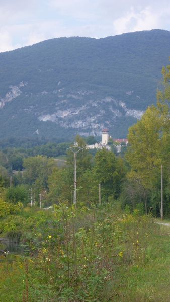 Château de Groslée - Lhuis vu en 2014 depuis Viarhôna (Ain)