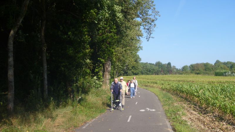 Les ainés sur viarhôna au niveau de Brenaz 2014