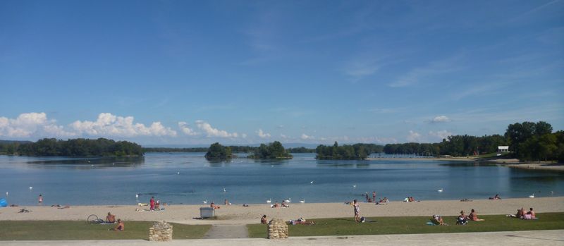 Lac des eaux bleues du Grand Parc de Miribel Jonage Lyon