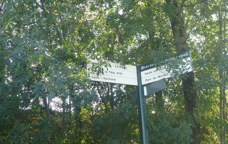 Noeud du pont de la croix de Luizet : si ya des balises enfin en 2014 : pas de Viarhôna