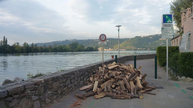 Condrieu : tas de bois sur la piste dite cyclable Viarhôna