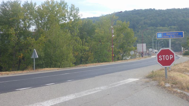 Effet pervers : Ici 95 % des cyclistes en venant de Saint Vallier : coupent la ligne blanche : très dangereux