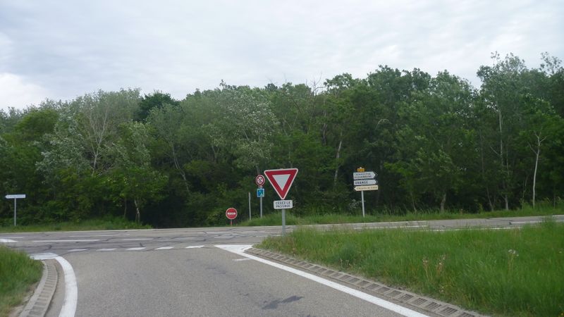 Arrivée sur la piste cyclable de Caderousse : On retrouve curieusement un panneau ViaRhôna, sorti de nulle part ..