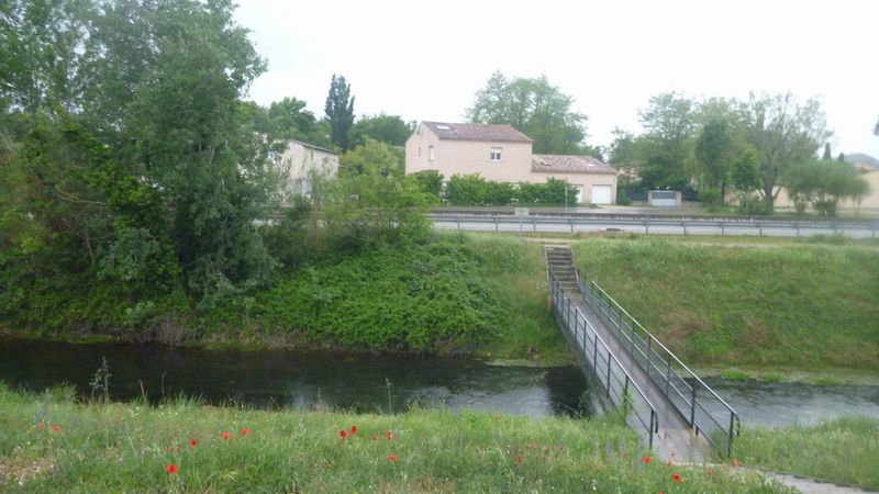 On peut rejoindre Roquemaure et Sauveterre, par cette passerelle.