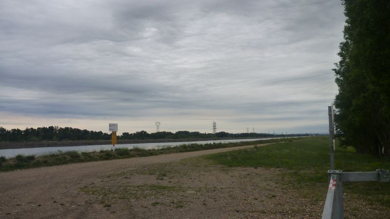 Essayons la digue du canal du Rhône ici, vers l'écluse amont d'Avignon