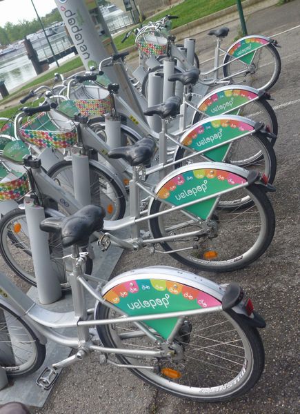 Les vélos en libre service à Avignon, en 2015 .. courage ..