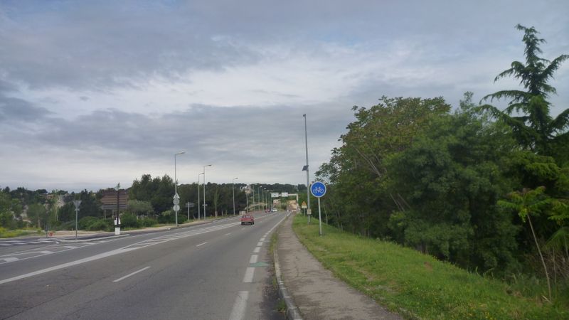 Sortie d'Avignon vers Villeneuve : ViaRhôna ? remarquez la belle bande cyclable ..