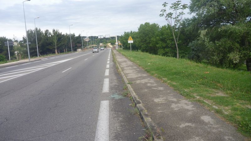 Elle est magnifique, en effet cette bande dite cyclable à Avignon, menant à Villeneuve..
