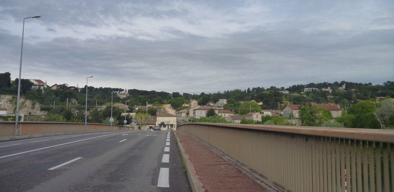 Sortie d'Avignon vers Villeneuve en 2015 : Quelle belle bande cyclable !