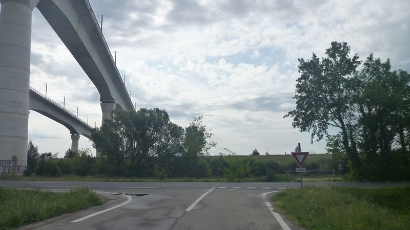 Arrivée sur le D 2 au niveau des ponts du TGV au sud Ouest d'Avignon : ViaRhôna ?