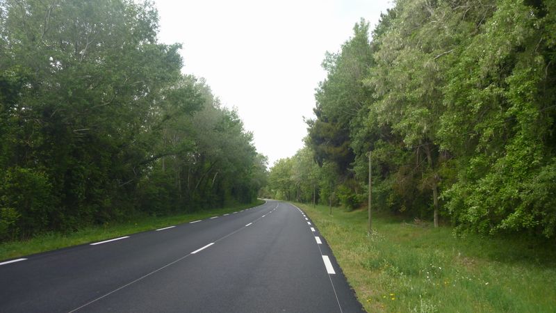 Le D 2 au sud d'Avignon vient d'être asphalté en 2015 : zont pas pu faire une bande 80 cm pour les vélos ?