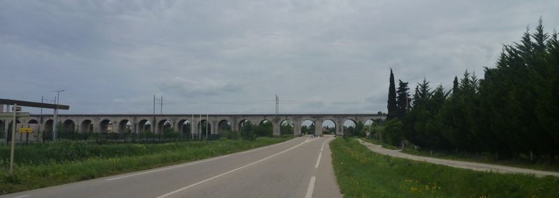 Arrivée à Beaucaire en 2015 : le pont de chemin de fer, en pierres, sur la D90