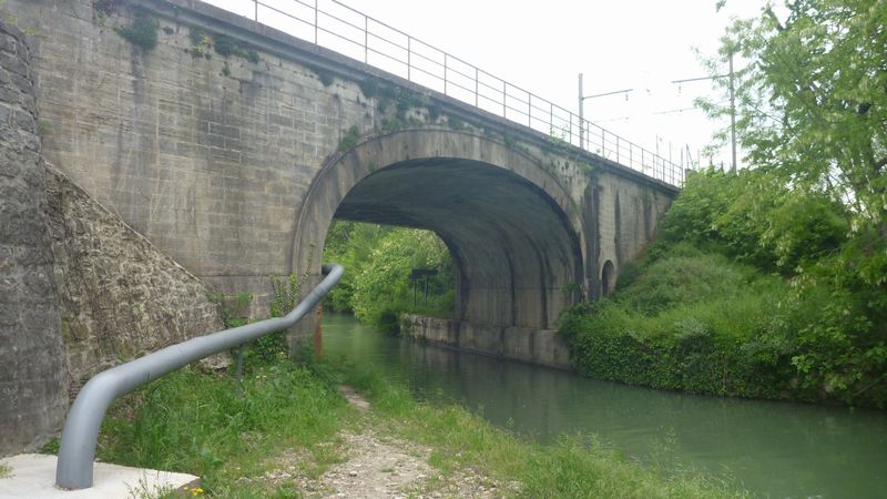 Passage très délicat sous le pont de chemin de fer et Canal du Rhôna à Sète, ici à Beaucaire à déconseiller formellement..